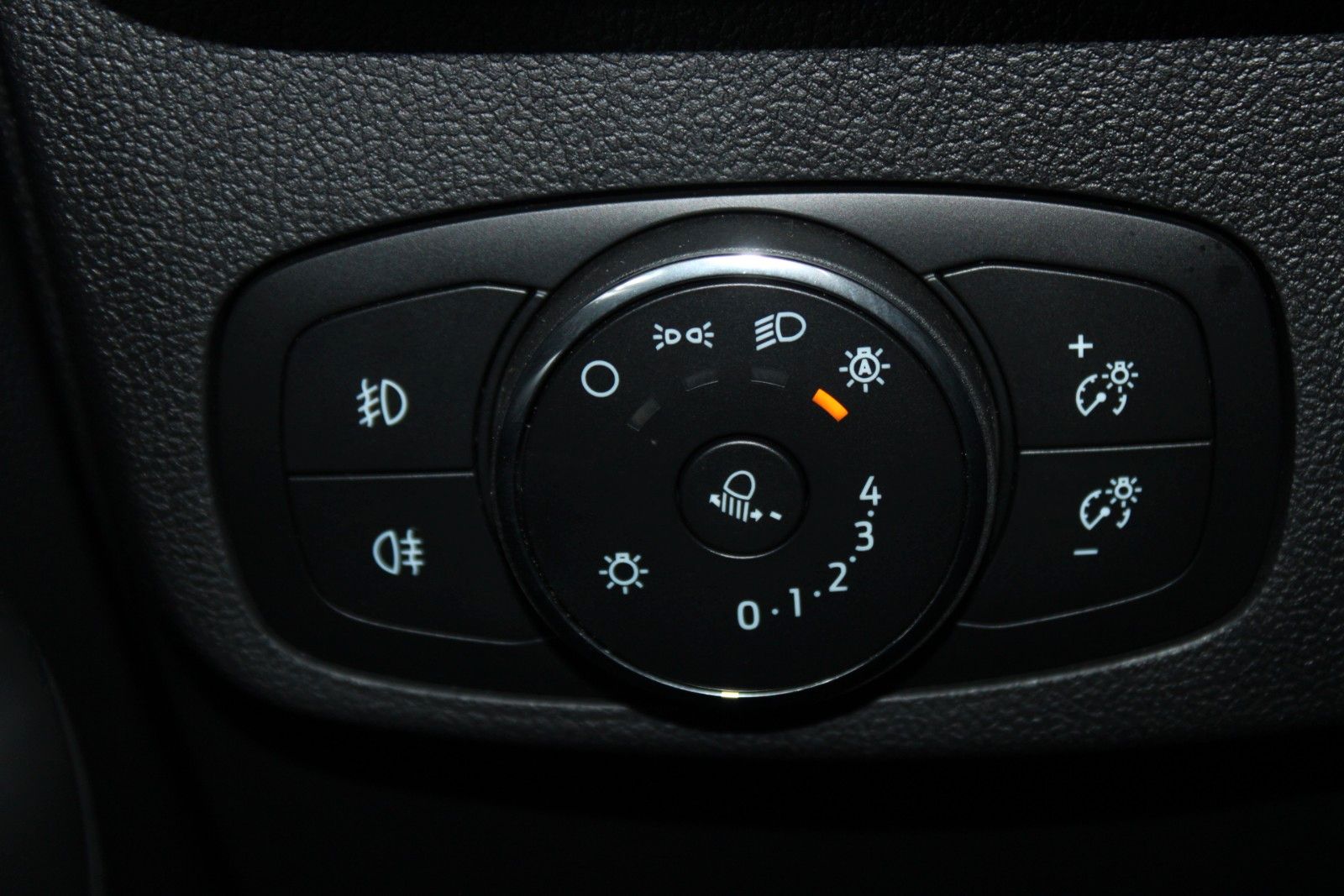 Fahrzeugabbildung Ford Focus ST-Line Aut. LED ACC BLIS WinterPaket uvm.