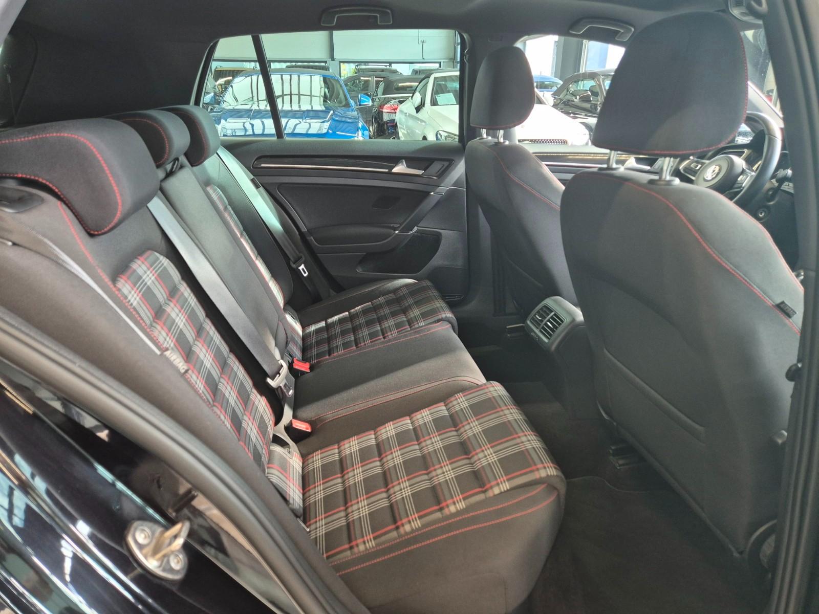 Volkswagen GOLF VII GTI PERFORMANCE NAVI SHZ PDC PANO XENON