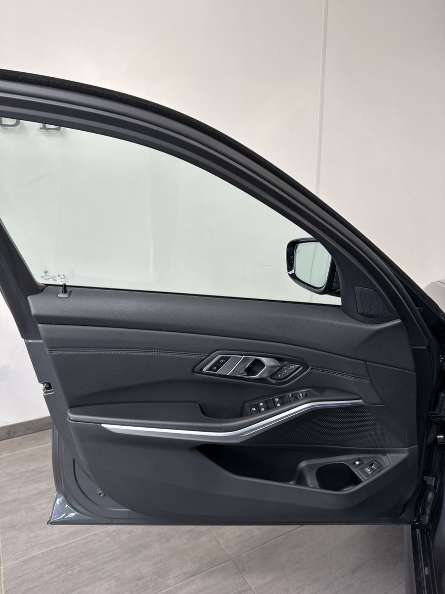Fahrzeugabbildung BMW 330e Touring xD M-Sport NAV+LASER+PANO+HEADUP+VC