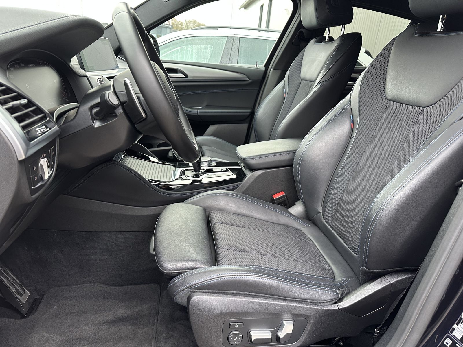 Fahrzeugabbildung BMW X4 M40i NAV+LED+HEAD-UP+H&K+KAM+MEMORY+20ZO+1HD