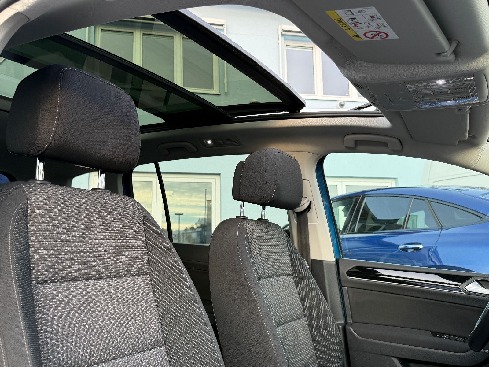 Fahrzeugabbildung Volkswagen Touran Comfortline ALLSTAR TSI ACC AHK Pano SHZ