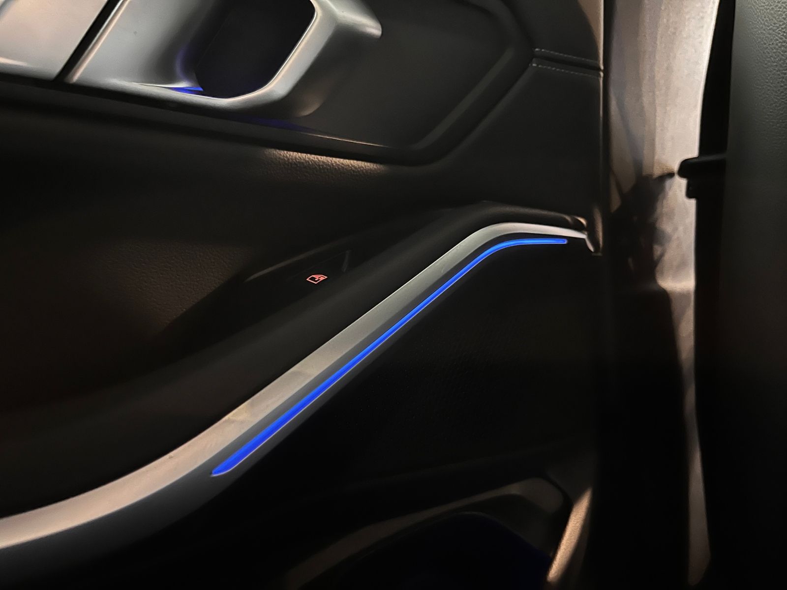 Fahrzeugabbildung BMW 320 i Sport Line Touring ACC LED NAVI ALU