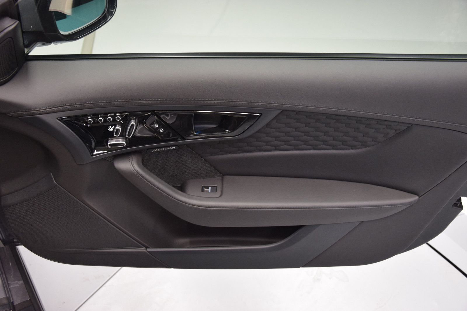 Fahrzeugabbildung Jaguar F-Type Cabrio R-Dynamic Memory Vollleder S-AGA
