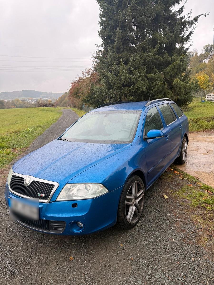 Skoda Octavia 2006 — rear view