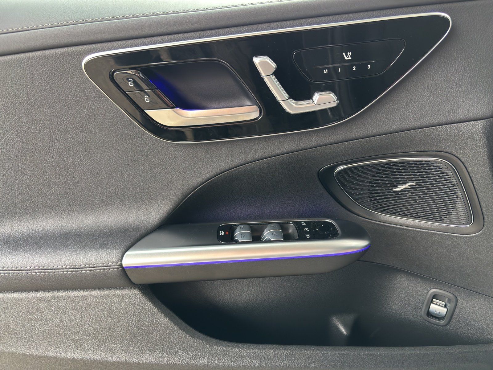 Fahrzeugabbildung Mercedes-Benz C 220 d AMG 360° DigLight AHK Pano MEMORY KeyGo