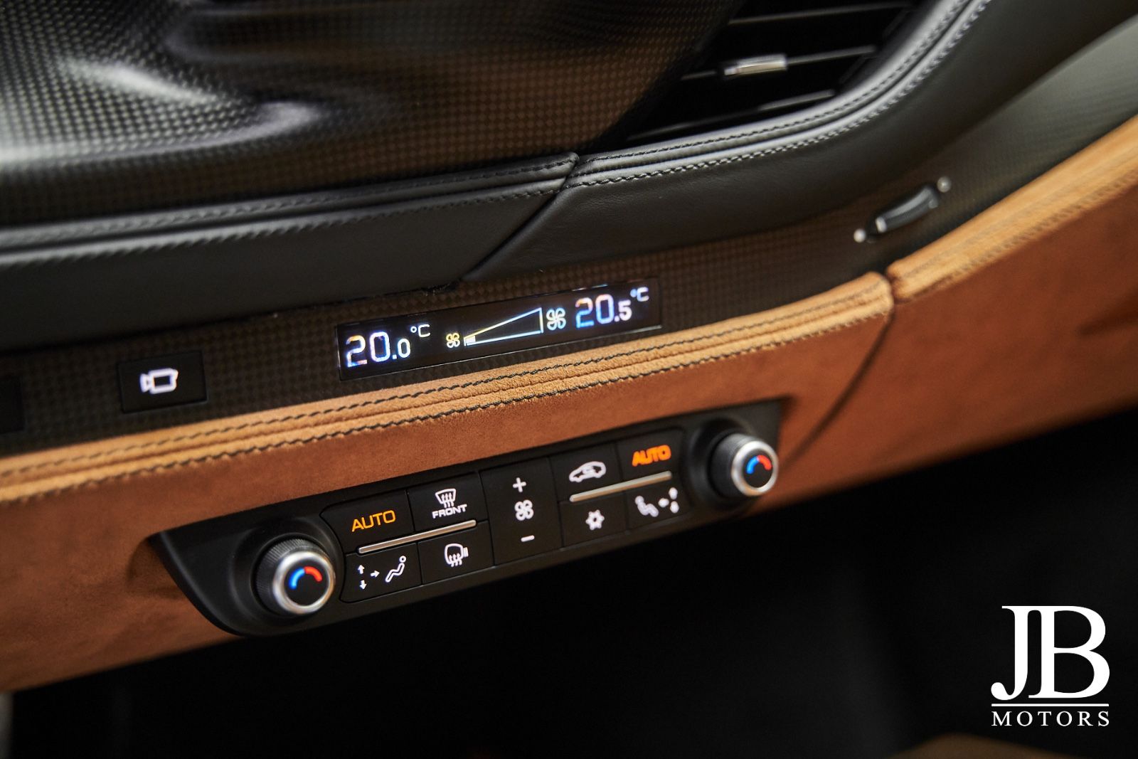 Fahrzeugabbildung Ferrari F8 Tributo Carbon Lift Racing Seat CarPlay