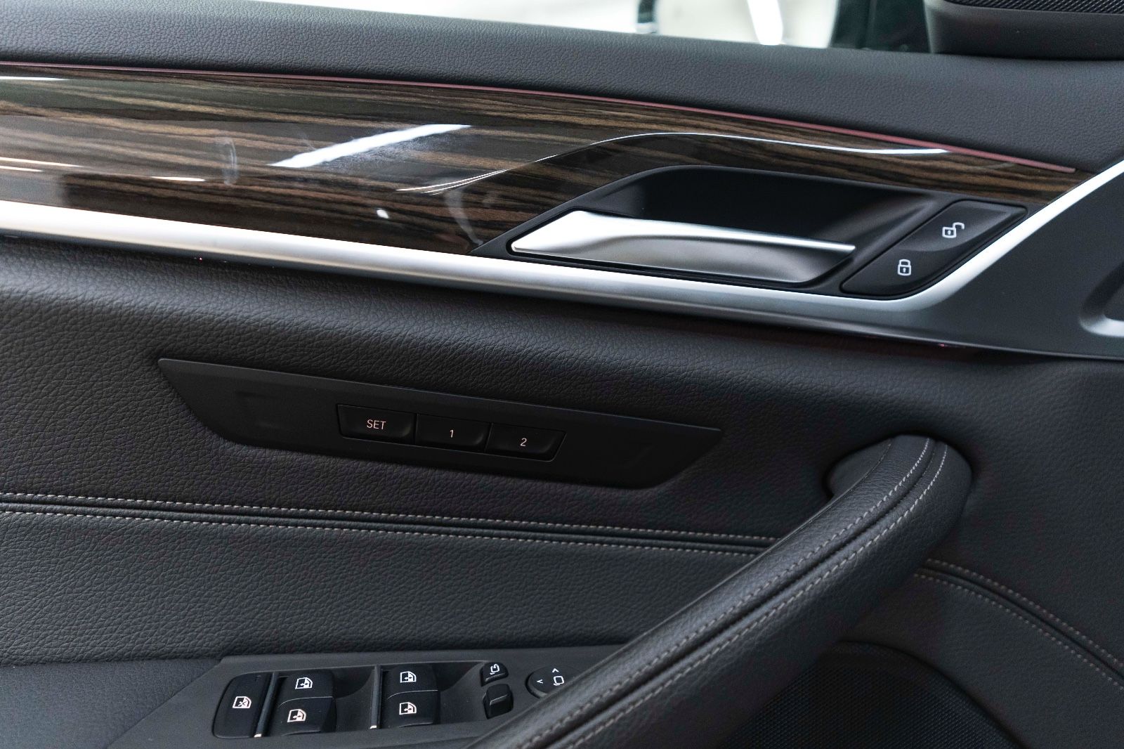 Fahrzeugabbildung BMW 530i xDrive M-Performance HUD LED KAM TOTW NAV