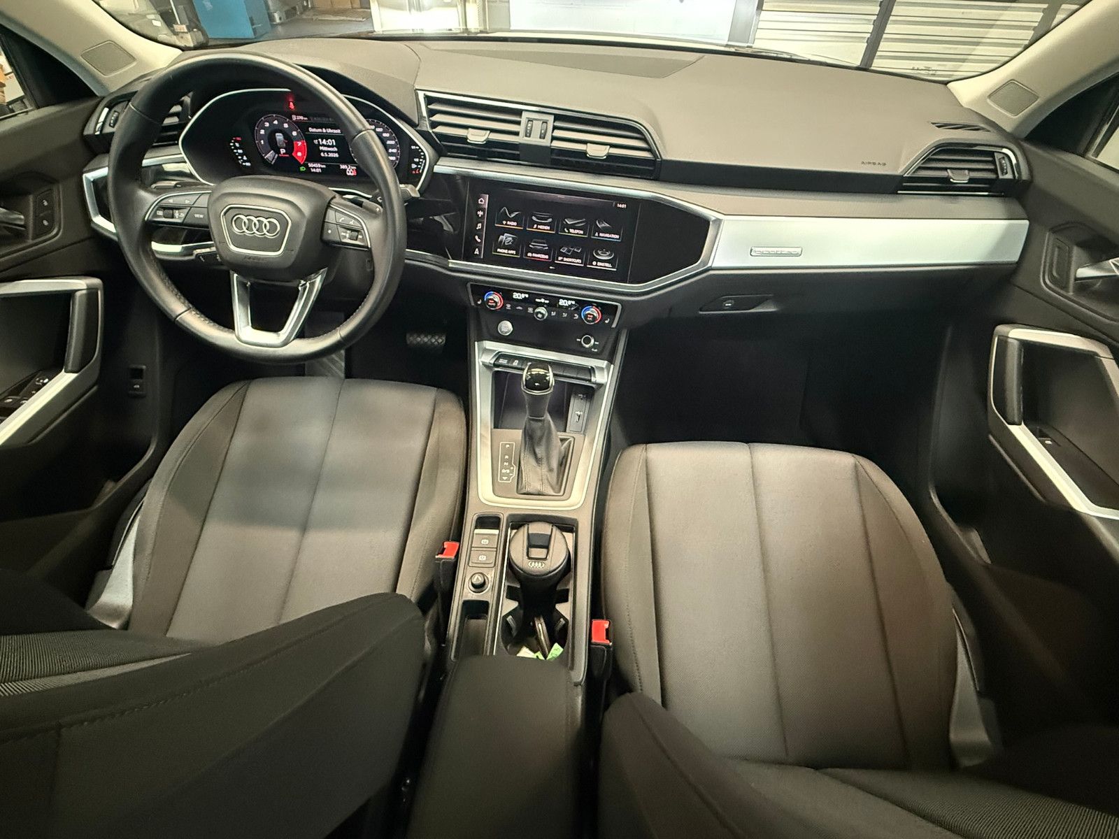 Fahrzeugabbildung Audi Q3 40 TFSI quattro advanced NAVI KLIMAAUTO PDC