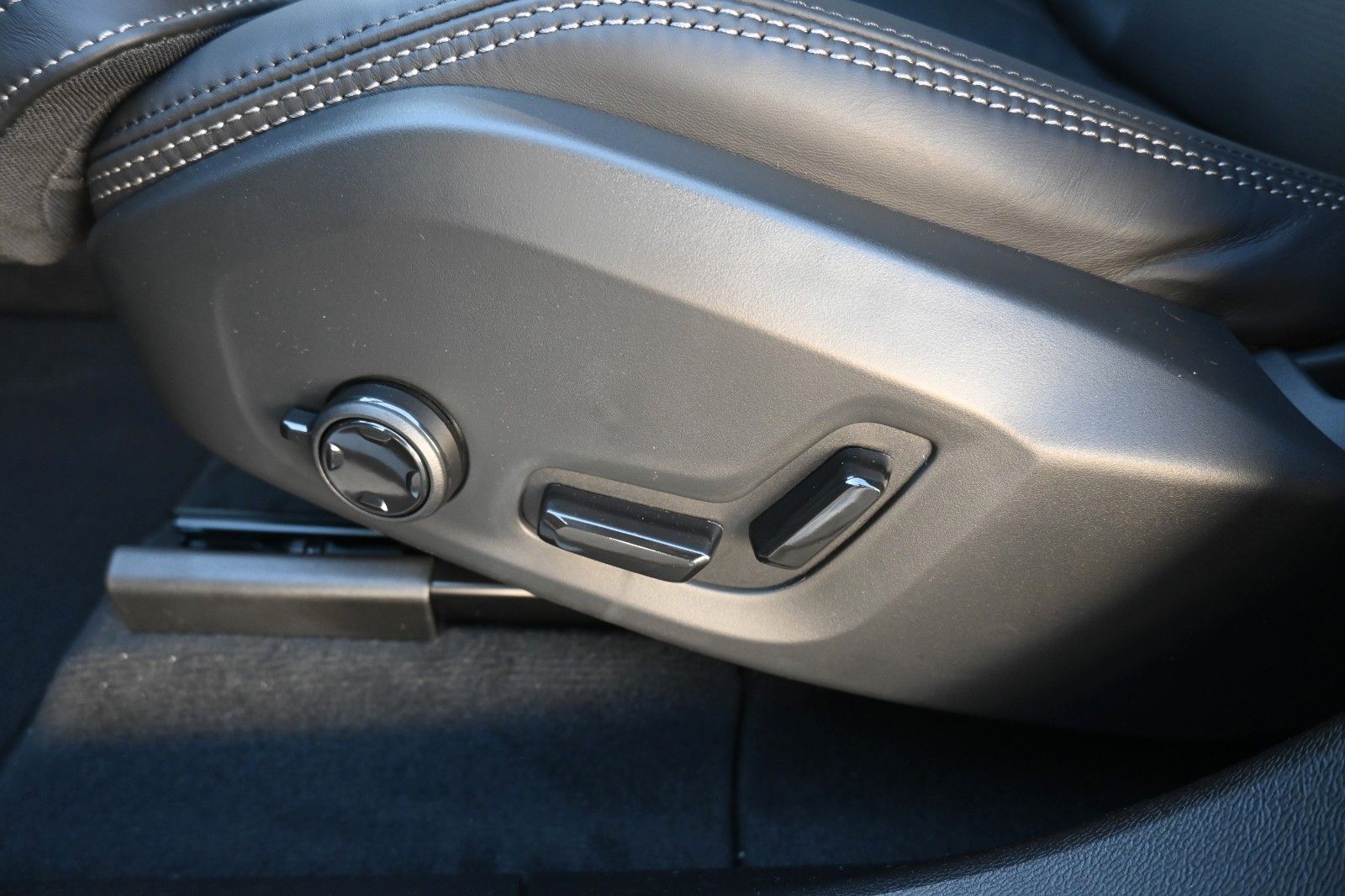 Fahrzeugabbildung Volvo XC60 B5 B AWD Ultra Dark*PANO*360°*LUFT*ACC*AHK