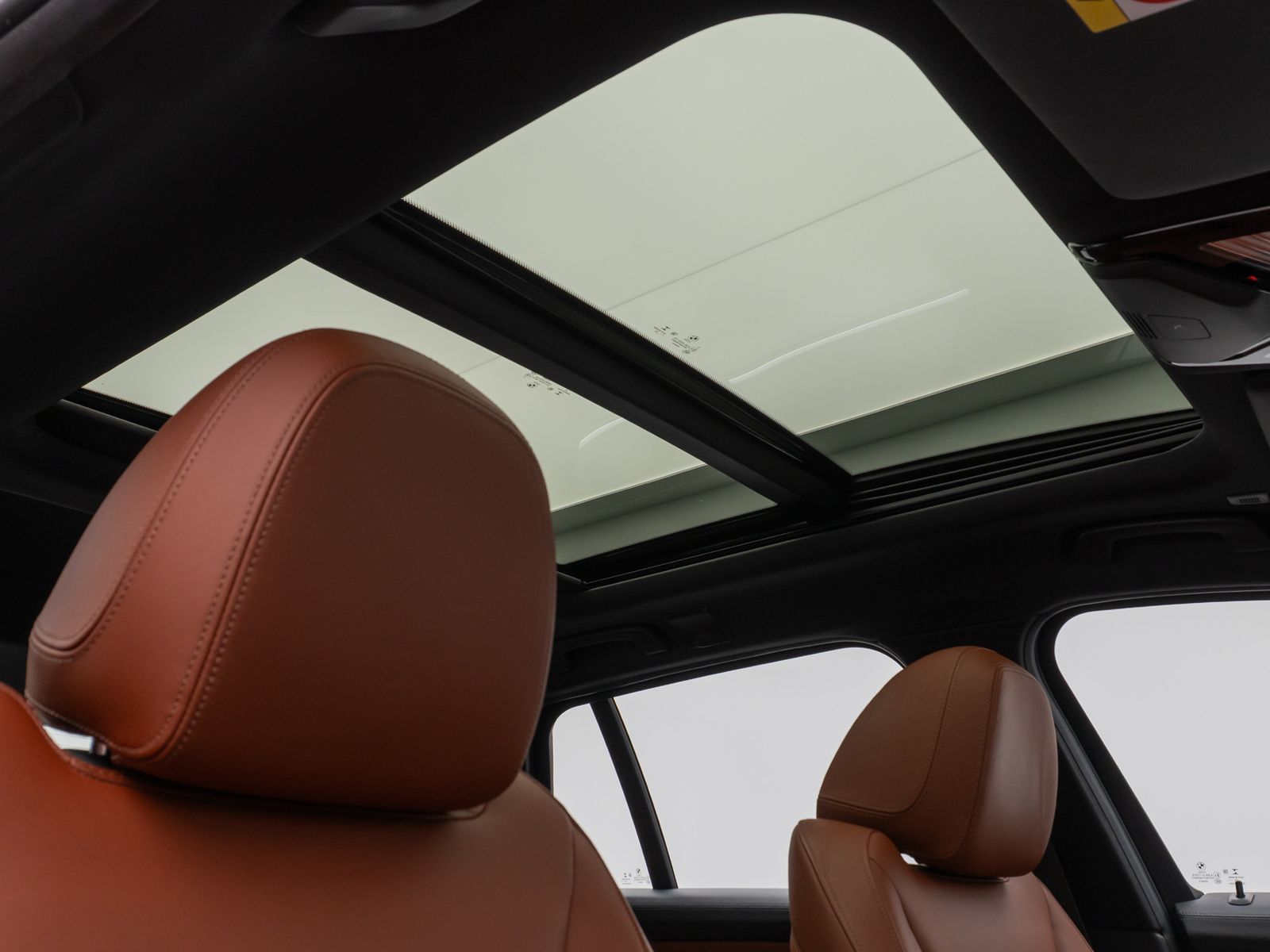 Fahrzeugabbildung BMW 320d Sport Line Panorama Kamera HUD DAB H/K AHK
