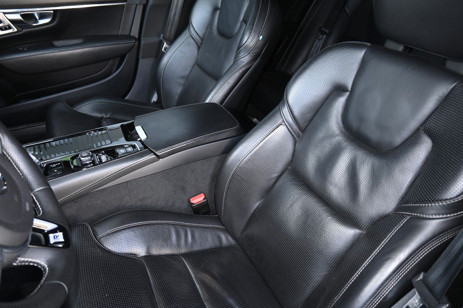 Fahrzeugabbildung Volvo S90 Lim.R-Design Plug-In Hyb. AWD*B&W*LUFT*MASS*