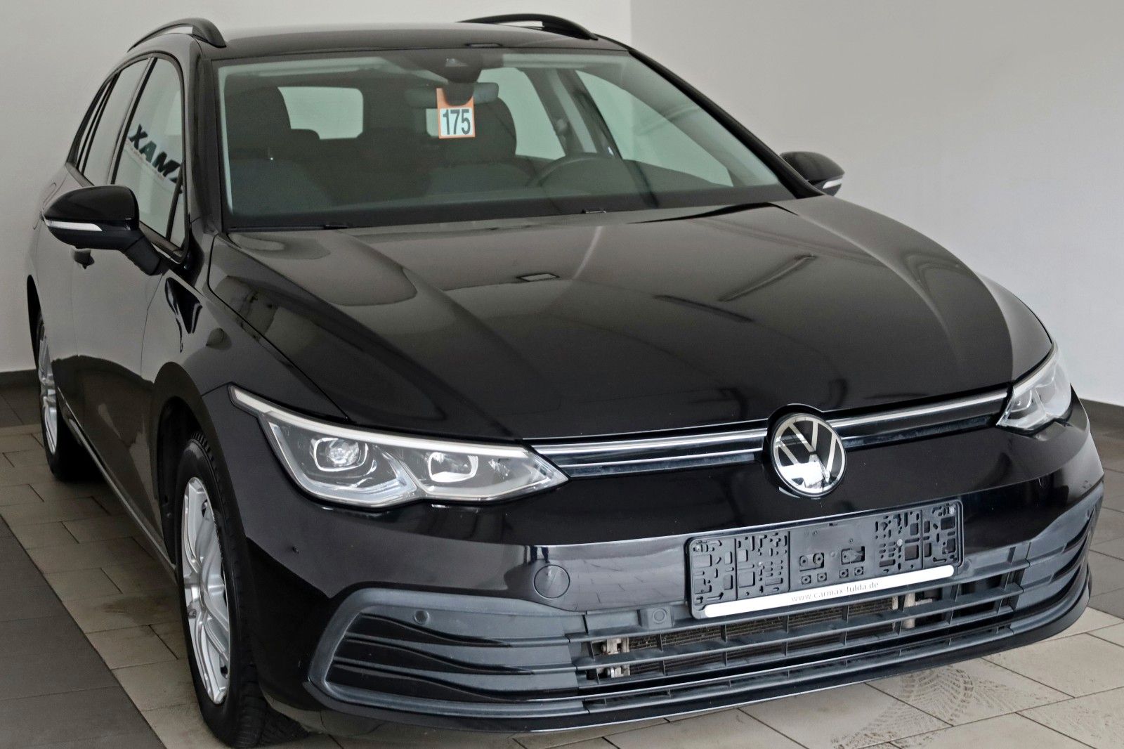 Fahrzeugabbildung Volkswagen Golf VIII Variant Life Navi,LED,SH,PDC,ACC,SR+WR