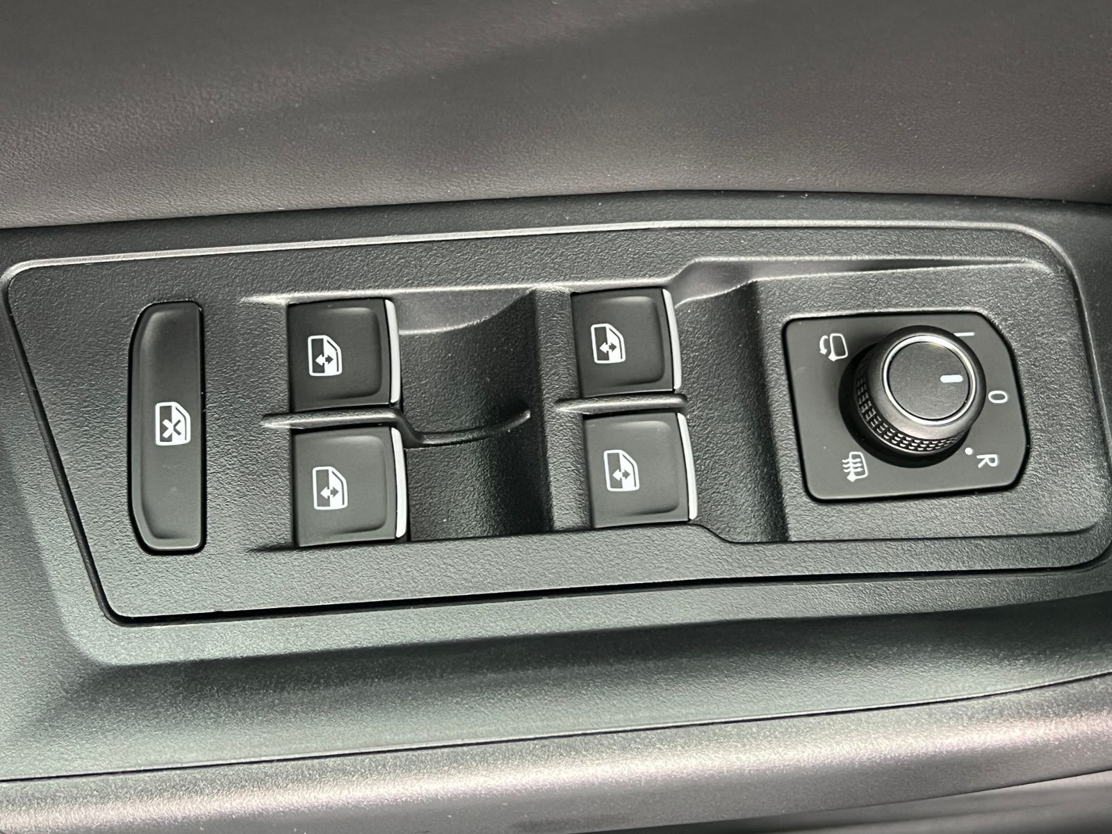 Fahrzeugabbildung Volkswagen T-Roc R-Line 2.0 TSI DSG 4MOTION *AHK, IQ.Light,