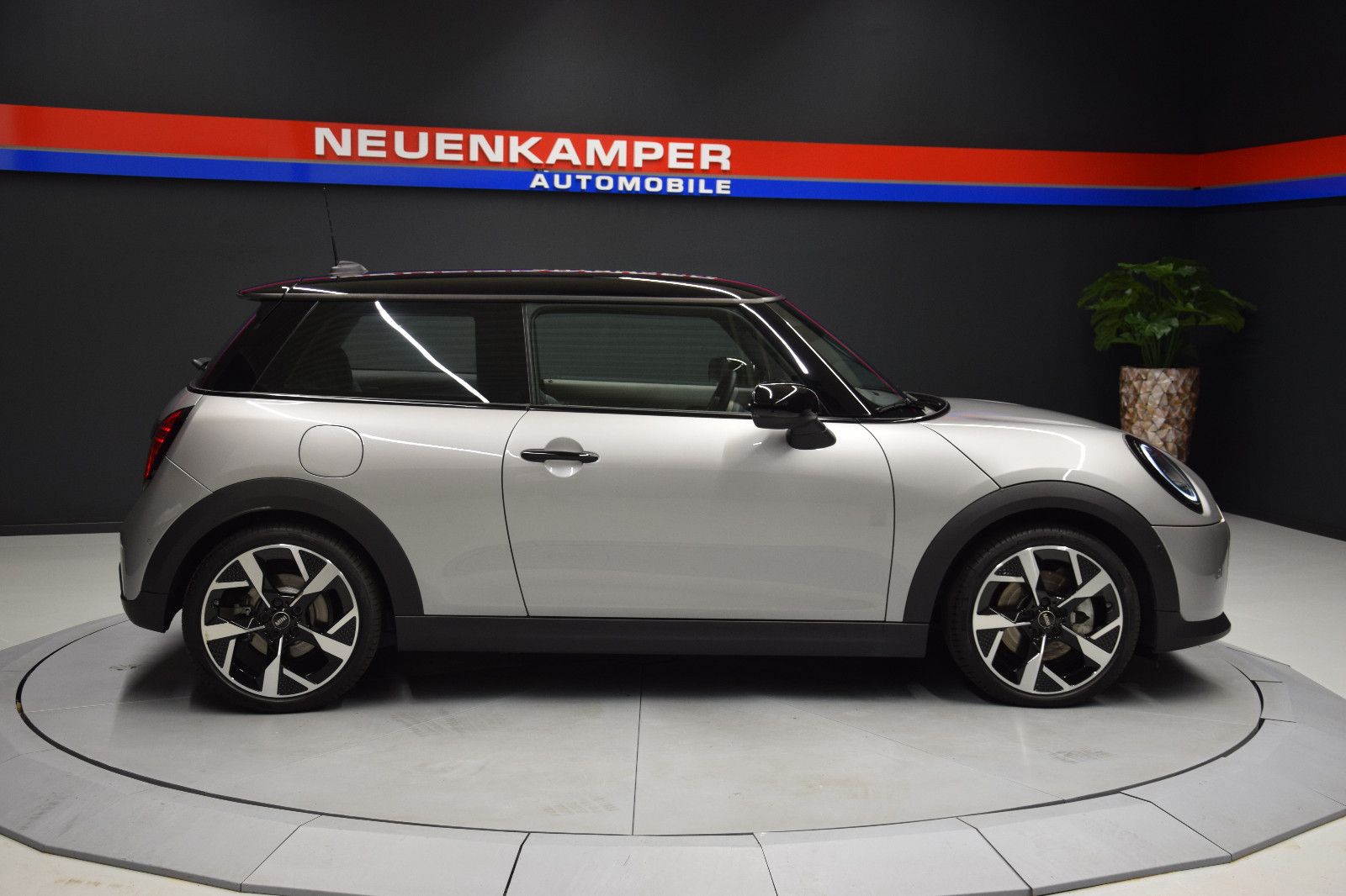 Fahrzeugabbildung MINI Cooper Mini 3-trg. Favoured Trim HeadUp Leder