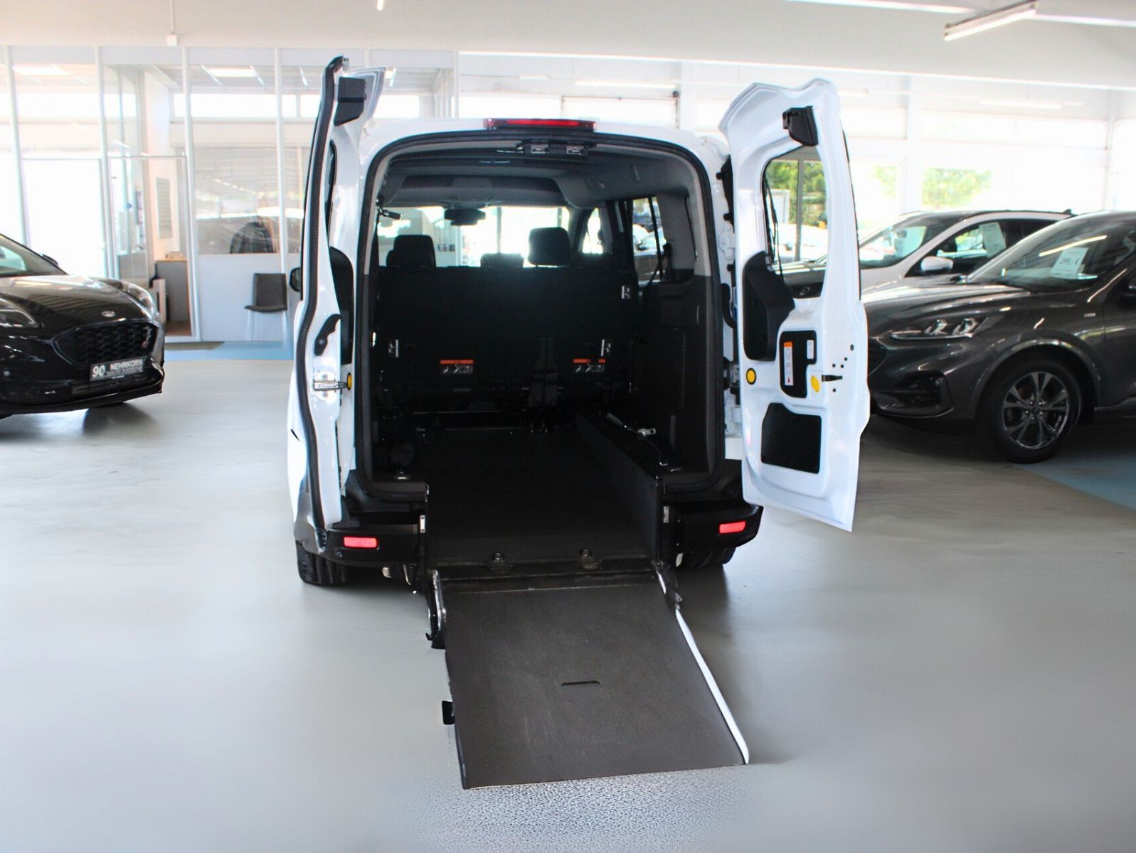 Fahrzeugabbildung Ford Transit Connect L2 Rollstuhlrampe Heckausschnitt