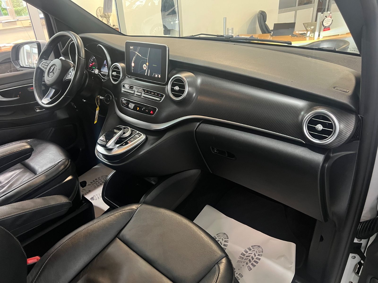 Fahrzeugabbildung Mercedes-Benz V 250 d 4MATIC lang AMG LINE *PANO*Perlmutt-Weiß