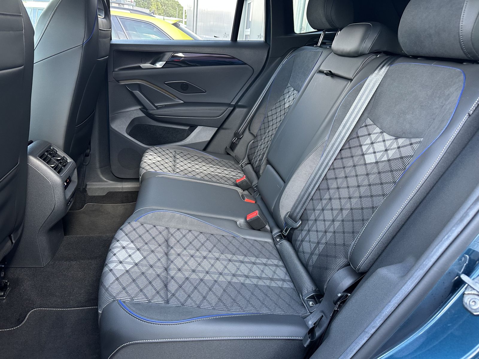 Fahrzeugabbildung Volkswagen Tiguan 1.5 eTSI R-Line DSG NAVI+LED+ACC+AHK+SHZ