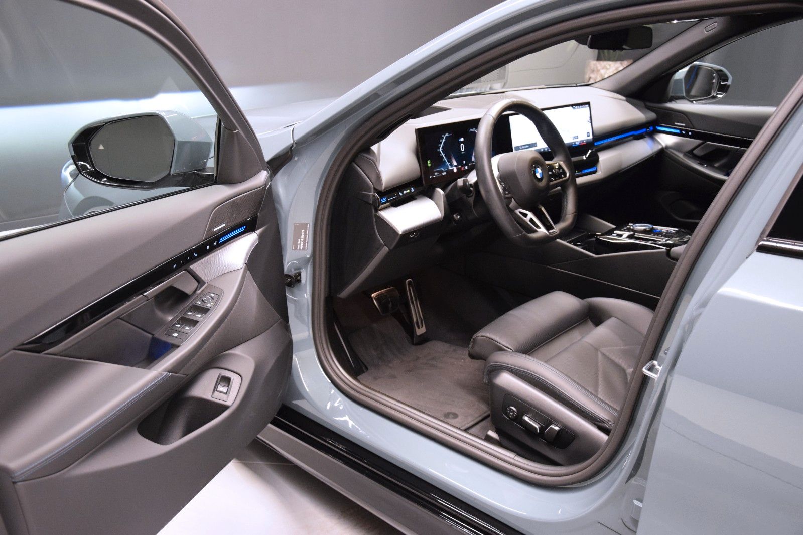 Fahrzeugabbildung BMW 520d xDrive Tour M Sport Pro Iconic Glow Stndhzg