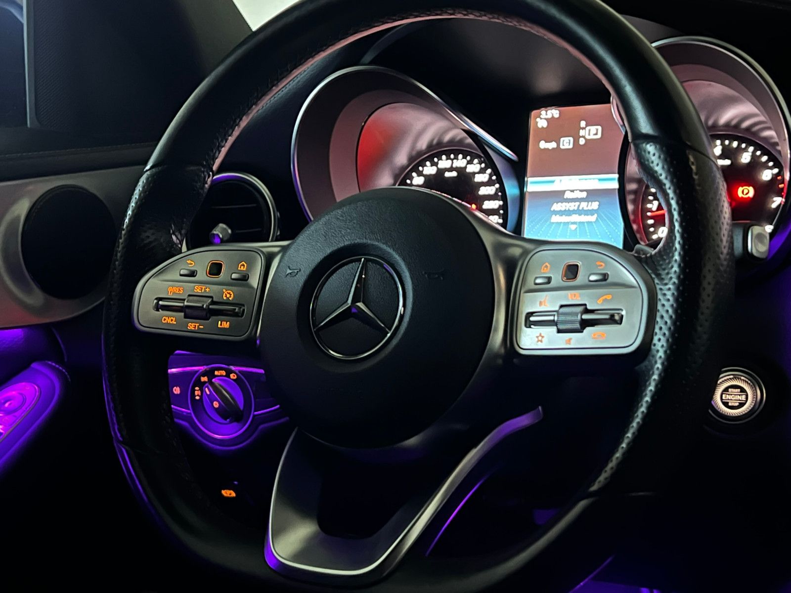 Fahrzeugabbildung Mercedes-Benz C 300 Lim. AMG-LINE/STHZ/LED/KAMERA/AMBIENTE+