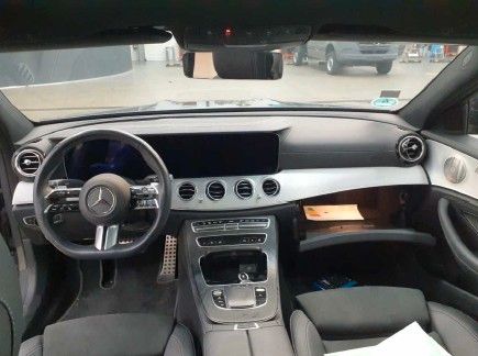 Fahrzeugabbildung Mercedes-Benz E 220d AMG+Pano+Burm+Distr+HUD+RFK+MultiB