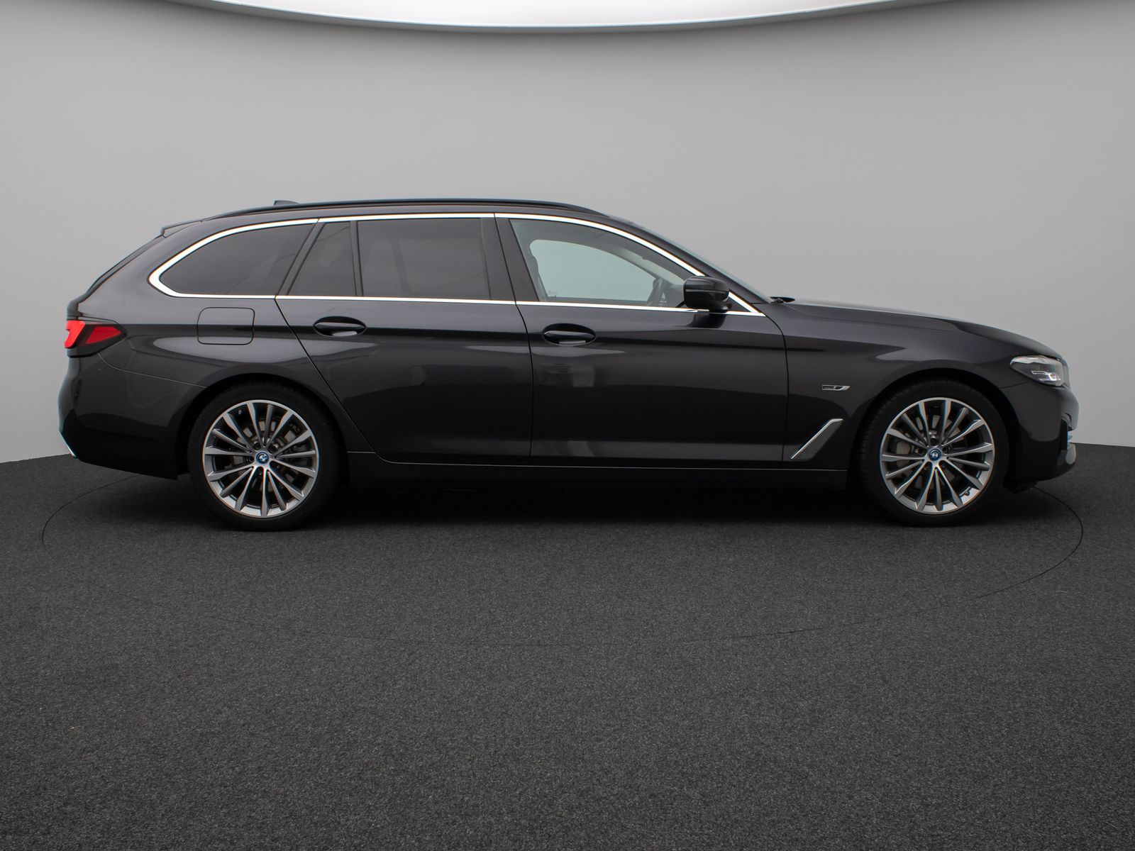 Fahrzeugabbildung BMW 530e xD Panorama DAB CockPitPro Alarm PDC 19Zoll
