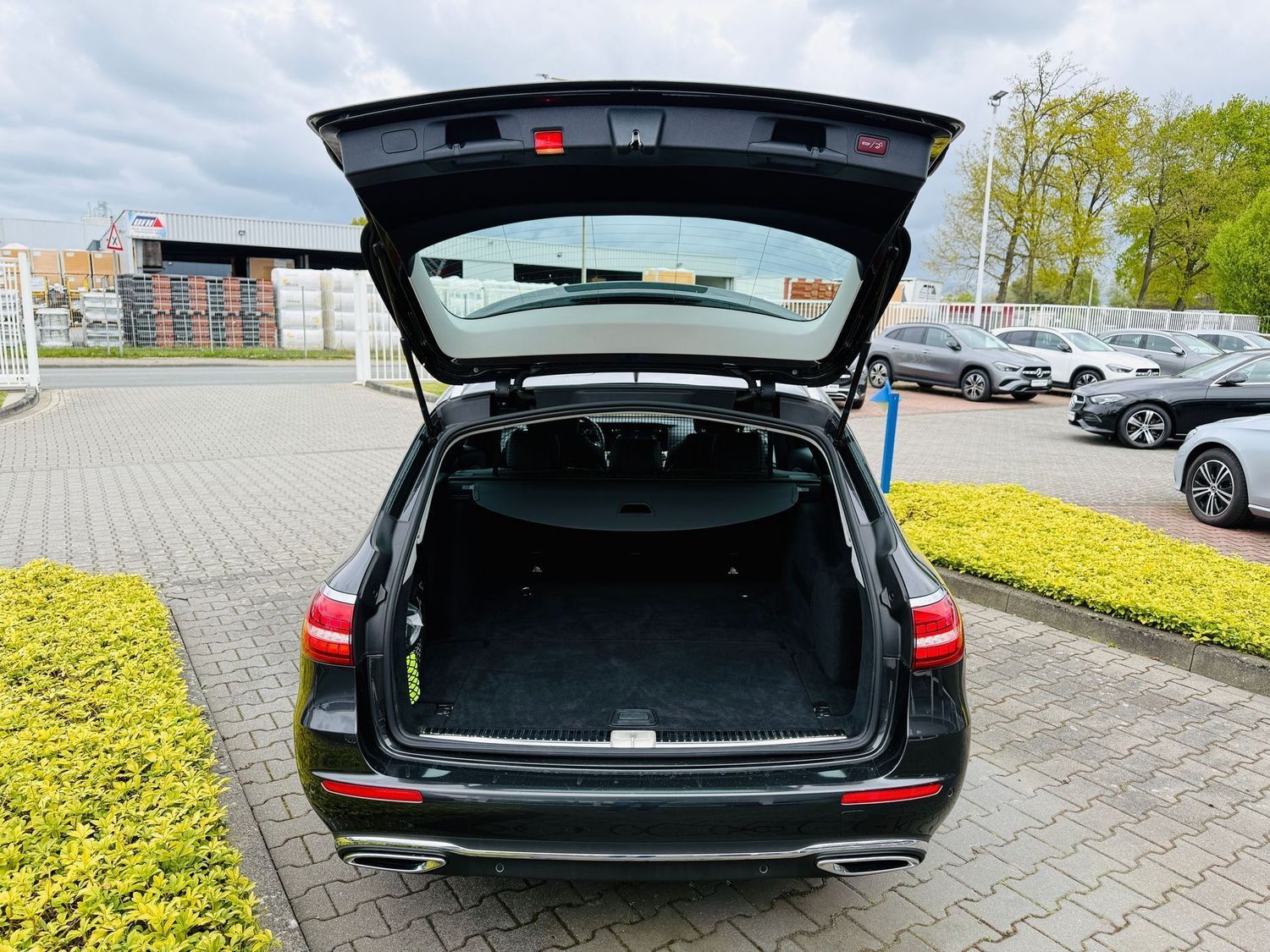 Fahrzeugabbildung Mercedes-Benz E 220 T d AVANTGARDE, MBUX Premium, RFK, Totw, L
