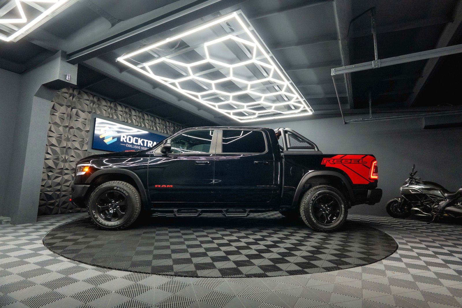 Fahrzeugabbildung Dodge RAM 5.7 V8 HEMI 4x4 REBEL AXLE LOCK Airmatic LED