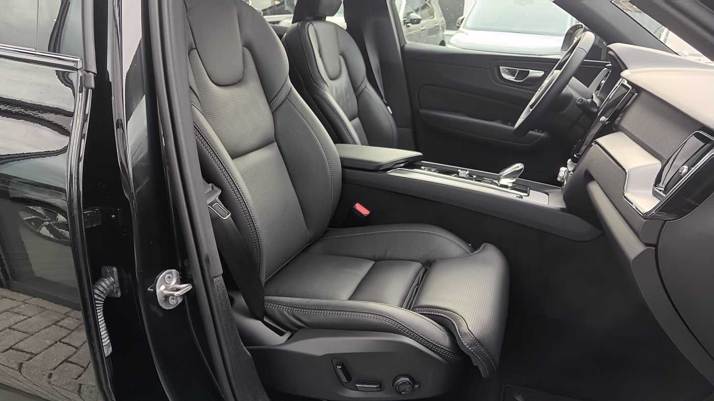 Fahrzeugabbildung Volvo XC60 B5 AWD Plus Black Edition 'AHK, ACC'