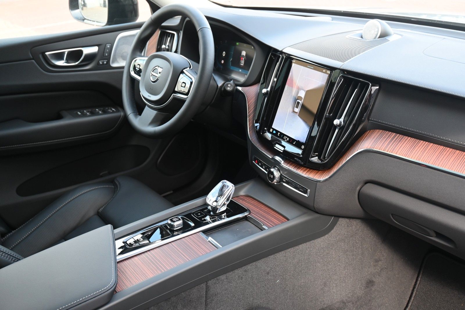 Fahrzeugabbildung Volvo XC60 B4 D AWD Ultimate Dark*STDHZG*360°*LUFT*ACC