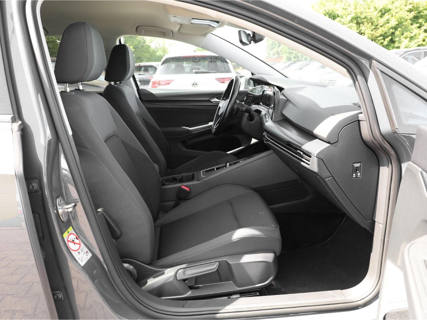 Volkswagen Golf VIII UNITED 1.5 eTSI HAVI STAND-HZ. 4xSHZ foto 3