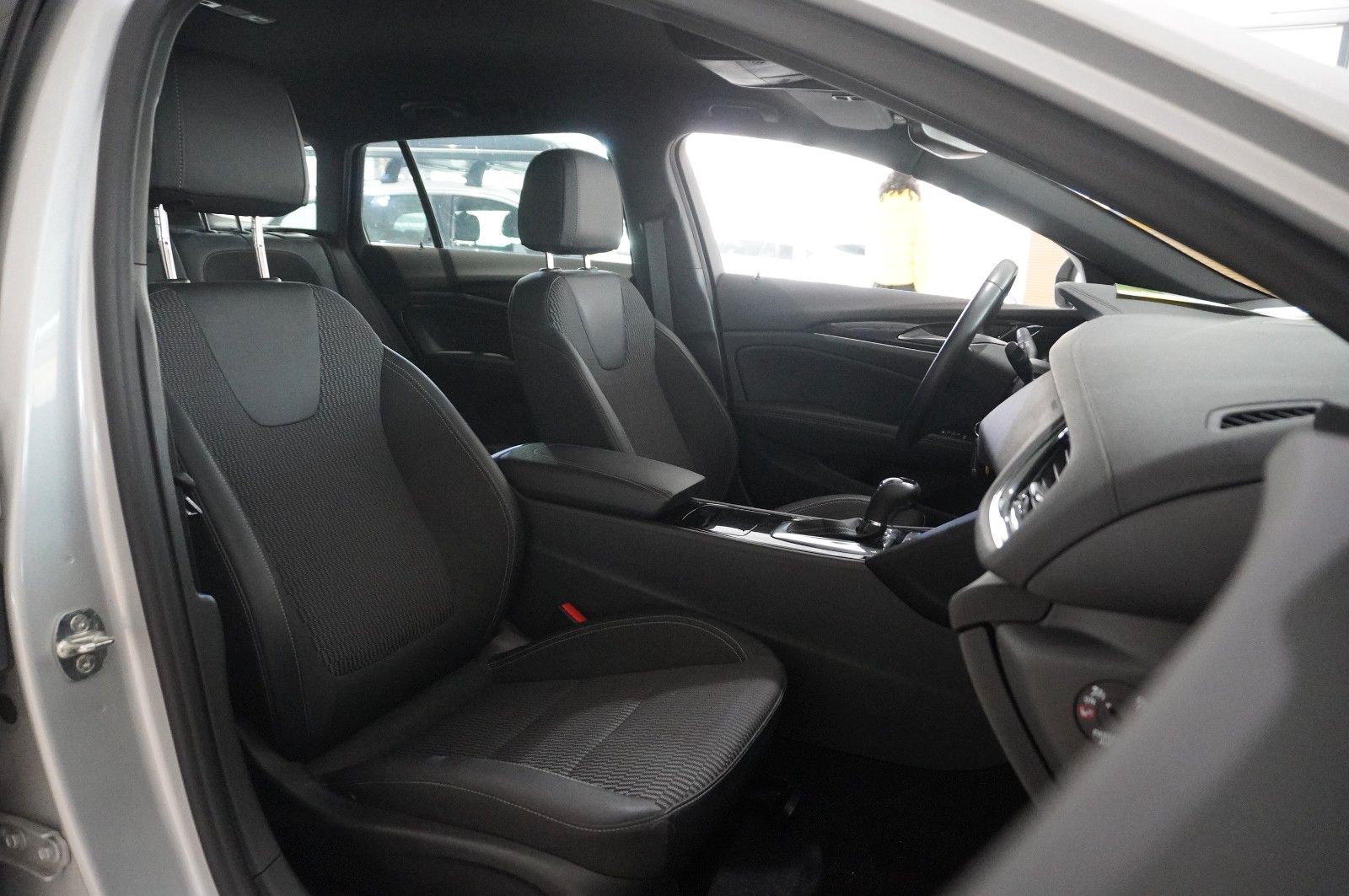 Fahrzeugabbildung Opel Insignia B ST 2.0T ELEGANCE NAVI/LED/VIRT./DAB+
