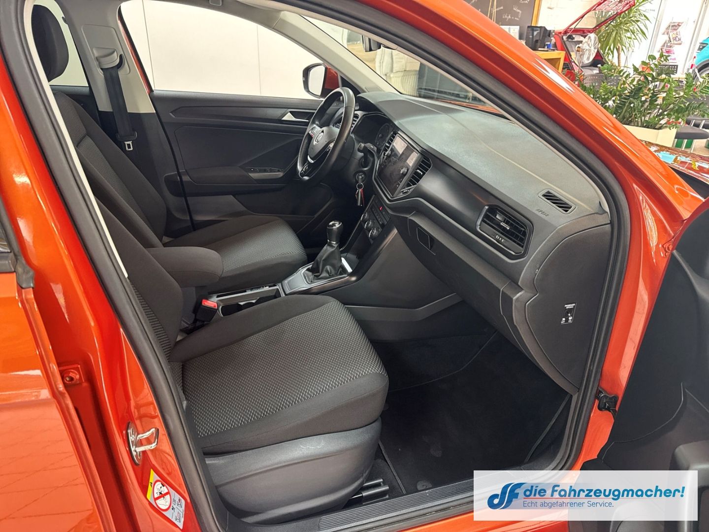 Fahrzeugabbildung Volkswagen T-Roc Basis 1.6 TDI EU6d-T Navi Apple CarPlay An