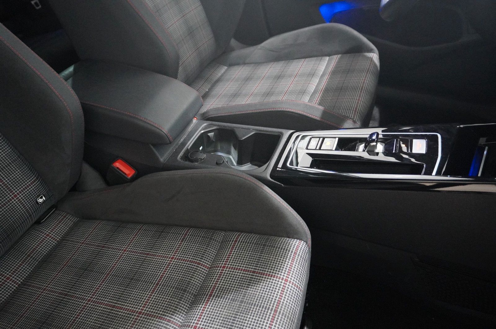 Fahrzeugabbildung Volkswagen Golf VIII Lim. 2.0 TSI GTI DSG NAVI/LED/KAMERA