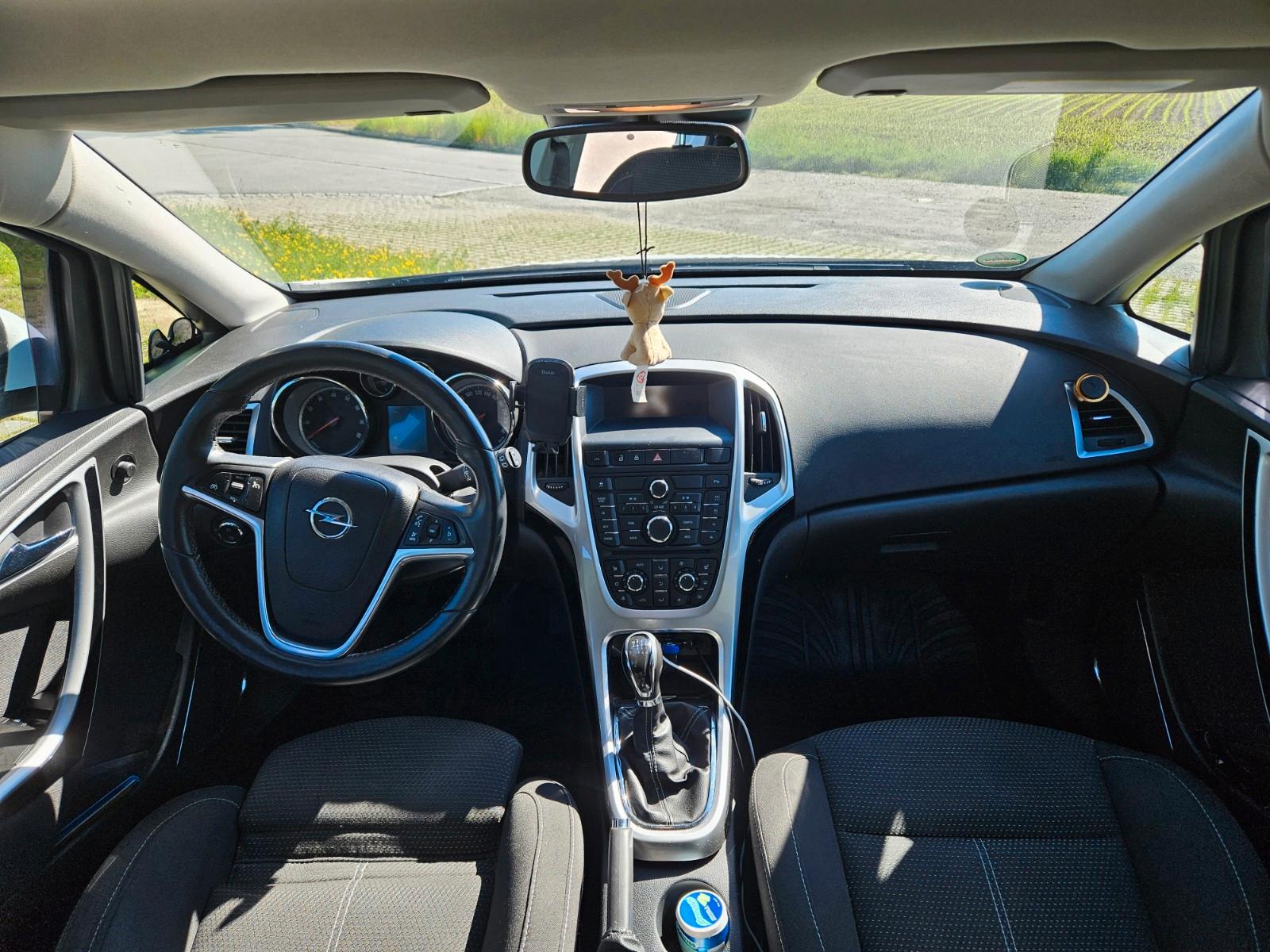 Opel Astra 2012 — photo 11