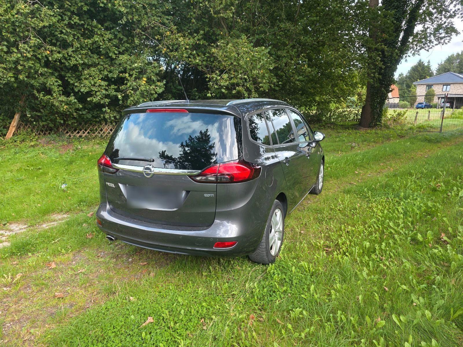 Opel Zafira 2012 — interior