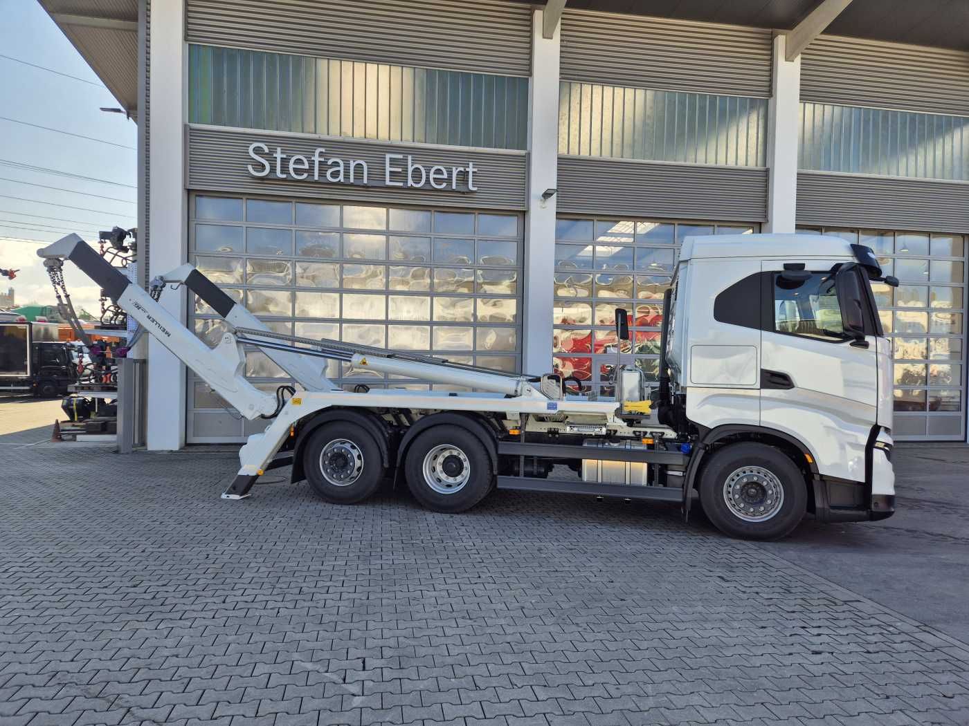 Fahrzeugabbildung Iveco X-Way AS280X46Y/PS ON 6x2 Meiller AK16 Intarder