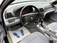 Fahrzeugabbildung BMW 318i Lim. / Automatik Klimaautomatik PDC