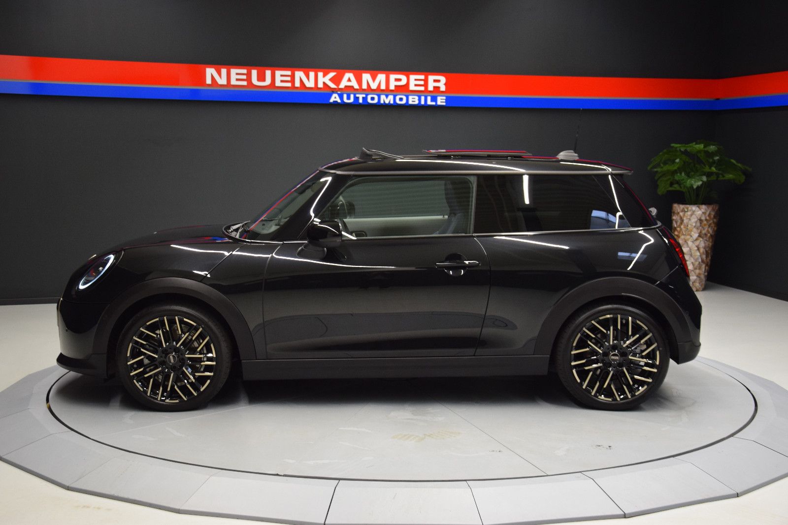 Fahrzeugabbildung MINI Cooper C Favoured Trim Paket-L Pano h/k HuD