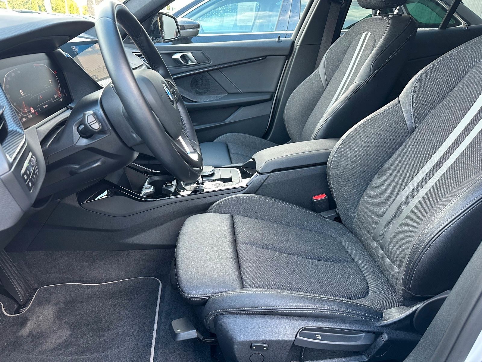 Fahrzeugabbildung BMW 118i Aut. Sport Line NAV+LED+SHZ+PDC+17ZOLL