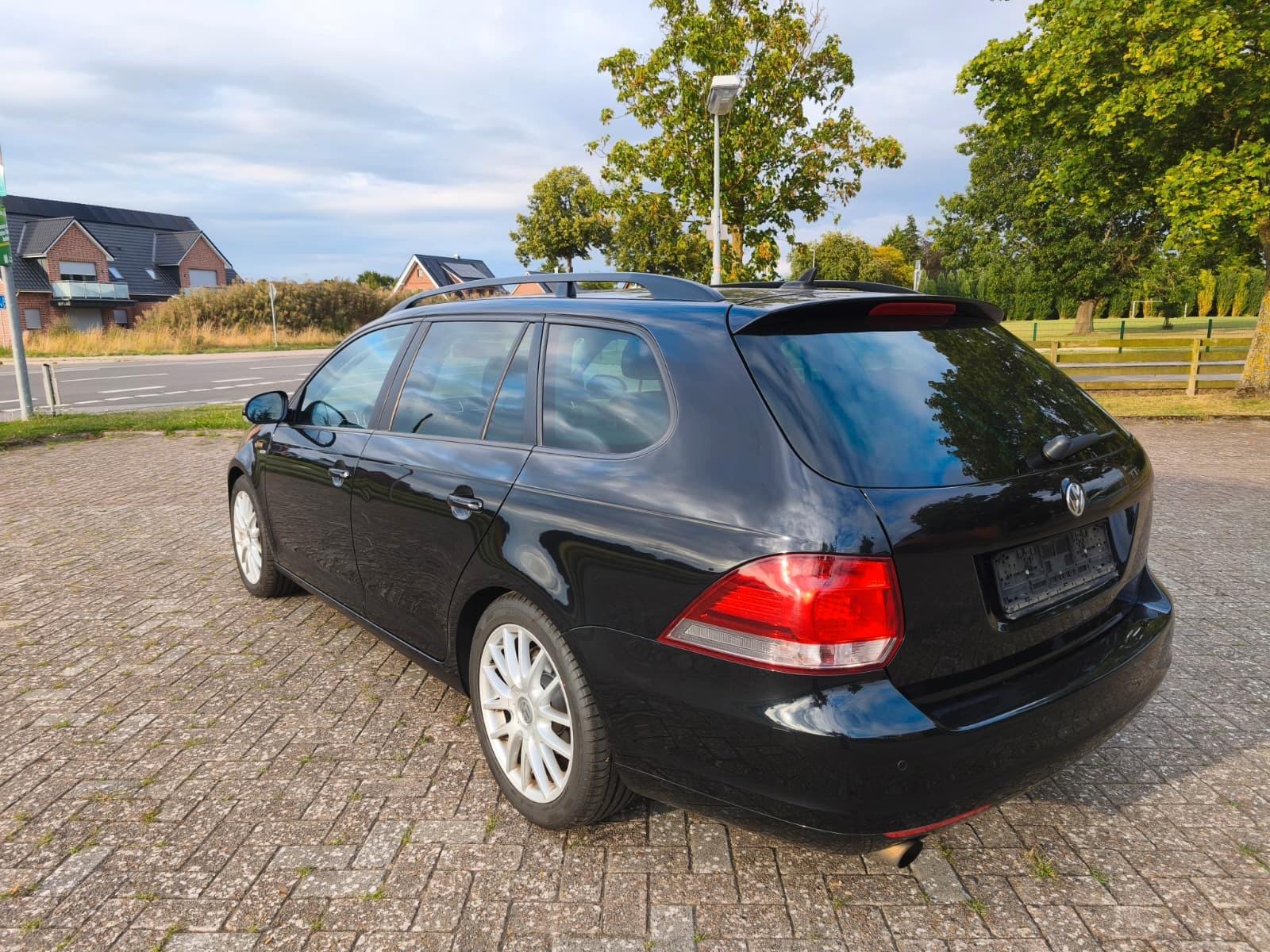 Volkswagen Golf 2012 — салон