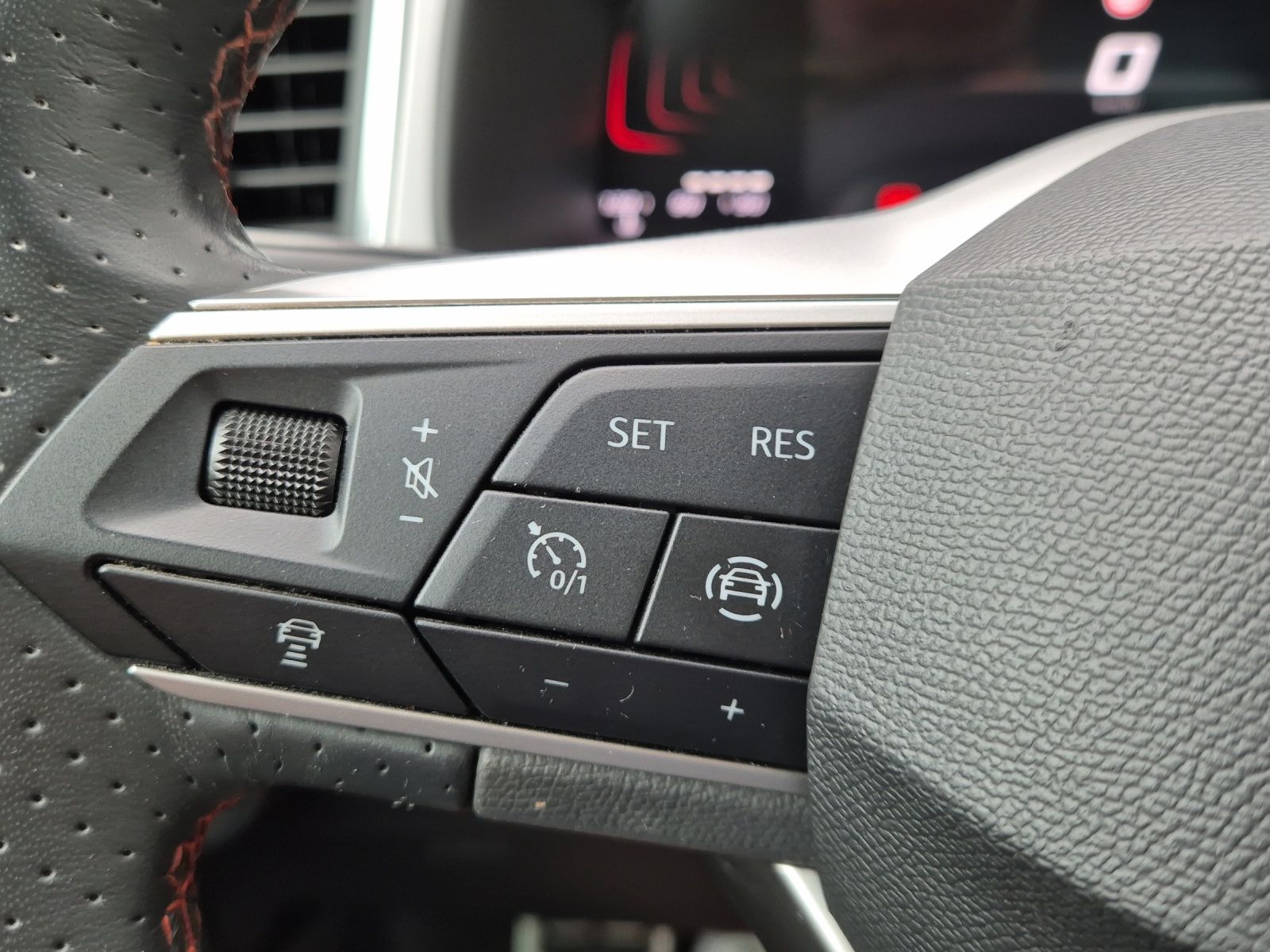 Fahrzeugabbildung SEAT Ateca TSI FR LED AHK CarPlay AID ACC RFK SHZ