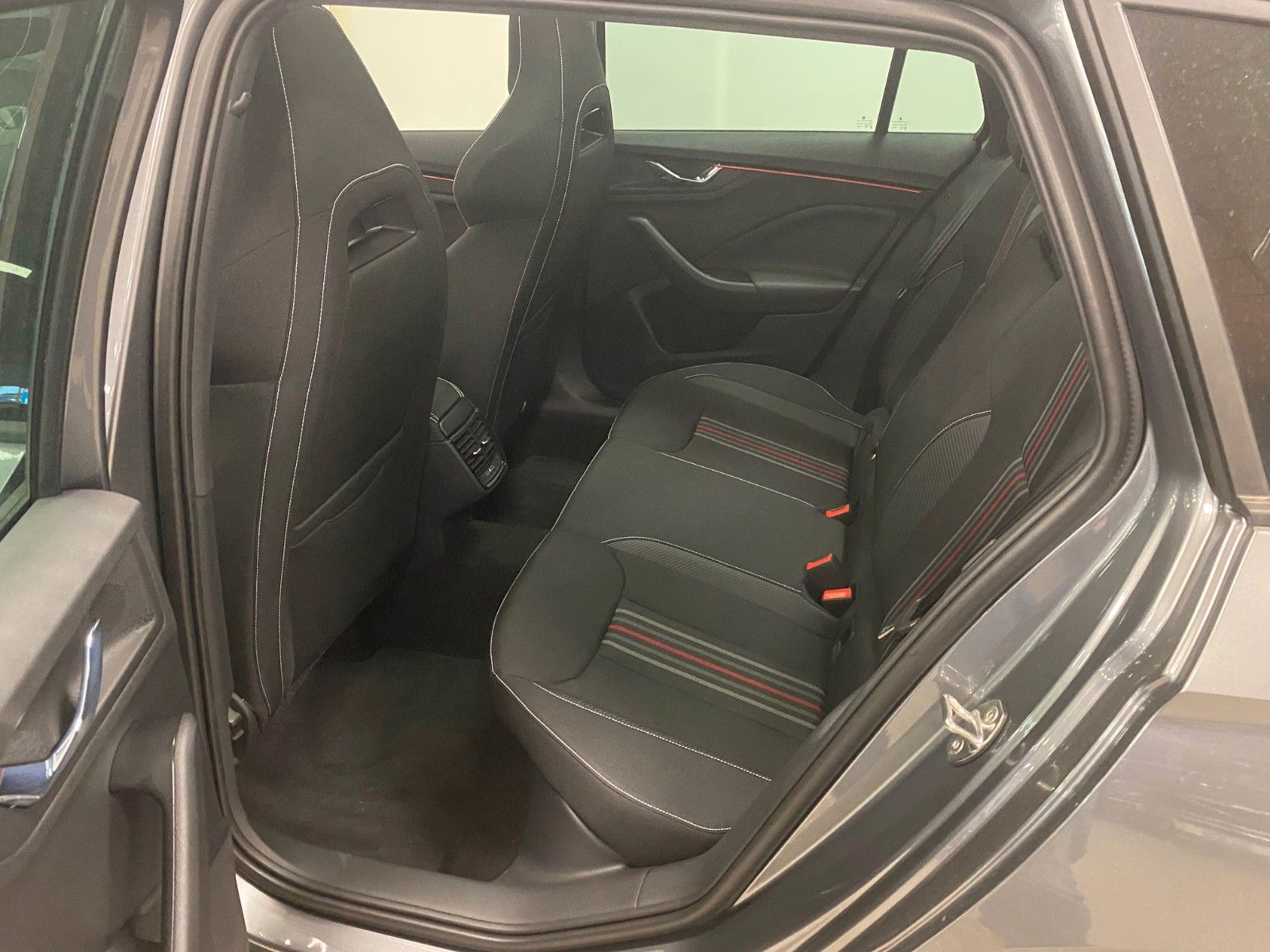 Fahrzeugabbildung SKODA Kamiq 1.0 TSI DSG Monte Carlo+MATRIX+PANORAMA+BC