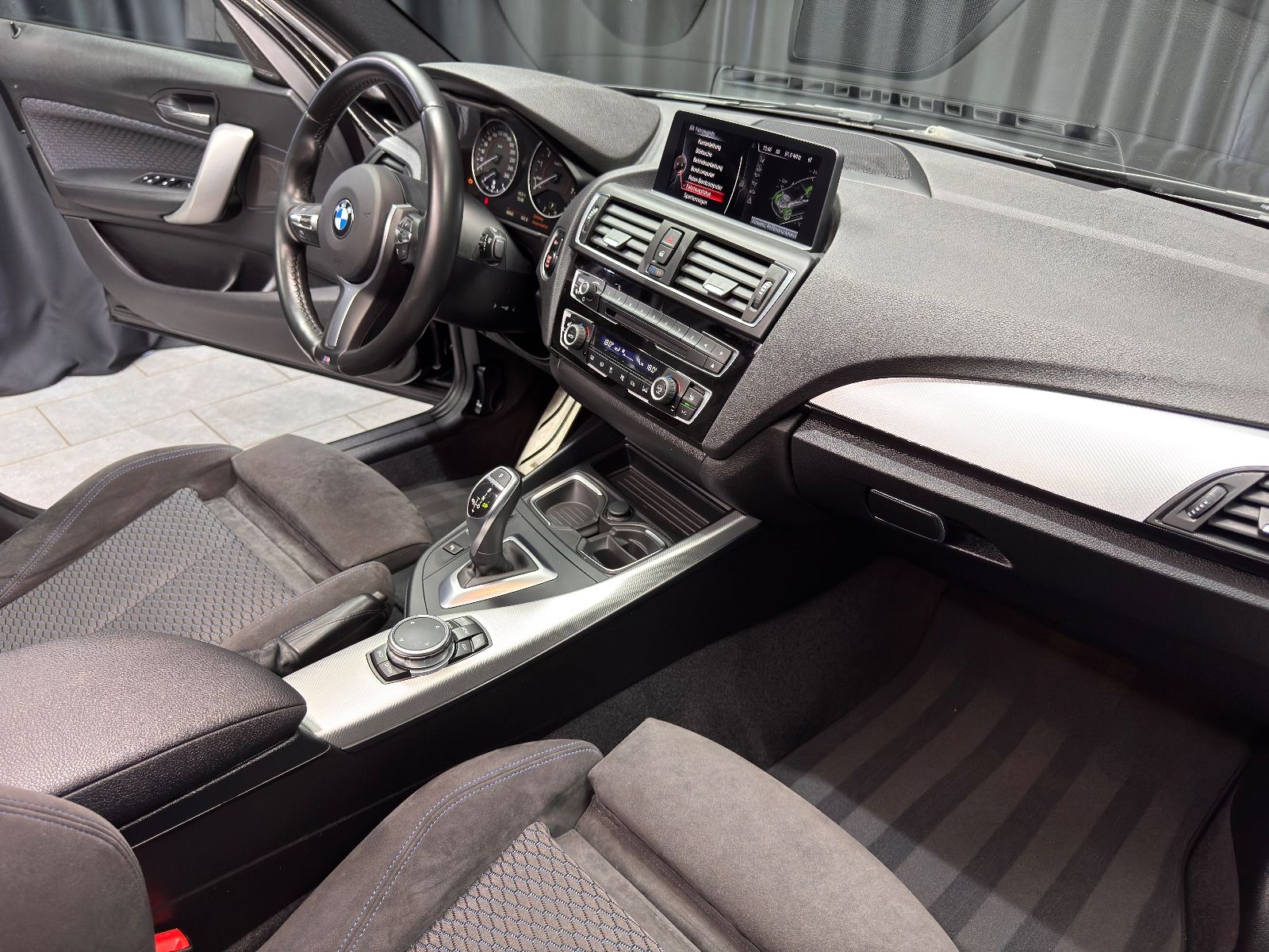 Fahrzeugabbildung BMW M135i xDrive|H&K|LED|KAMERA|VOLL|DEUTSCHES FZG