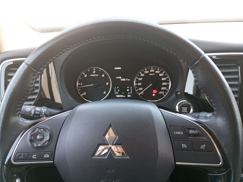 Fahrzeugabbildung Mitsubishi Outlander PLUS 2.2 DI-D 4WD 7-Sitzer AHK WKR