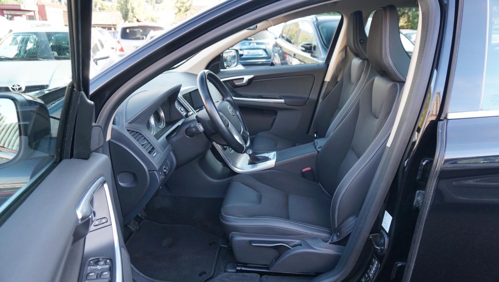 VOLVO XC60 - MOMENTUM - 163 CV - BVM - HAYON ÉLECTRIQUE
