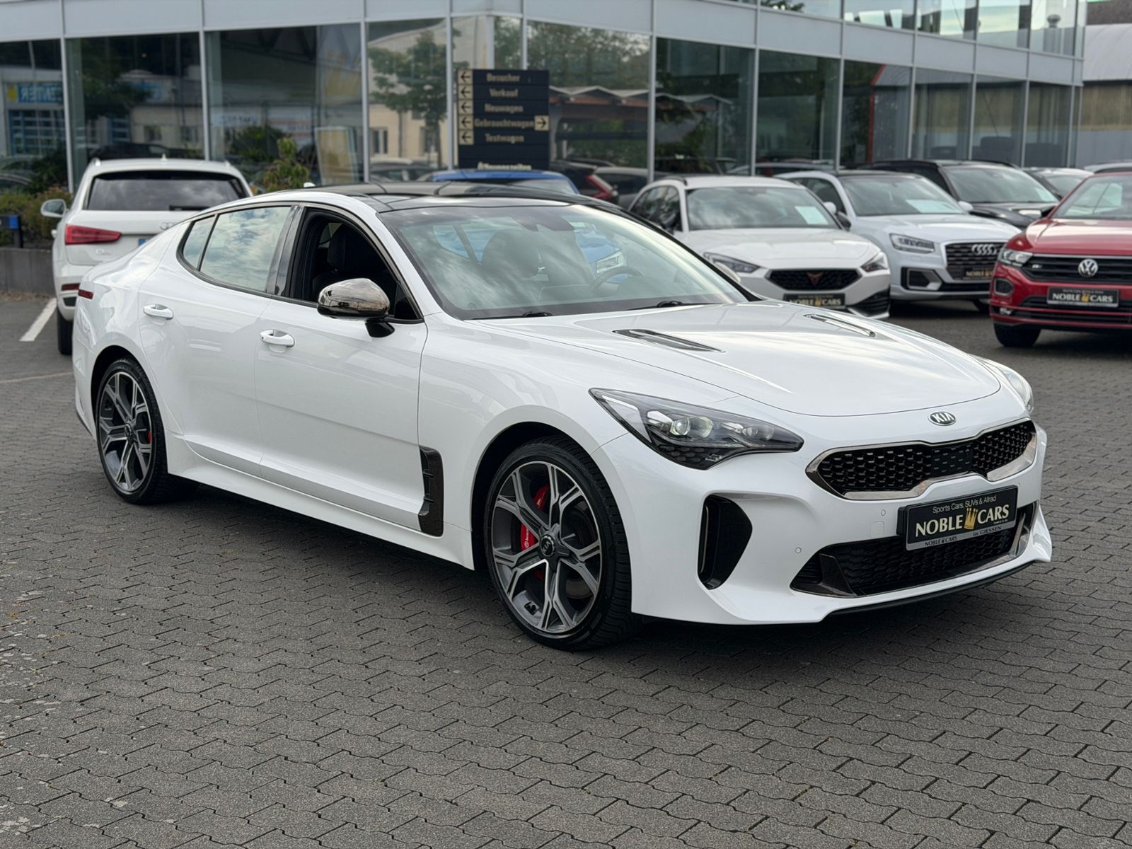 Fahrzeugabbildung Kia Stinger GT 4WD HUD PANO H/K LED NAV RFK SHZ