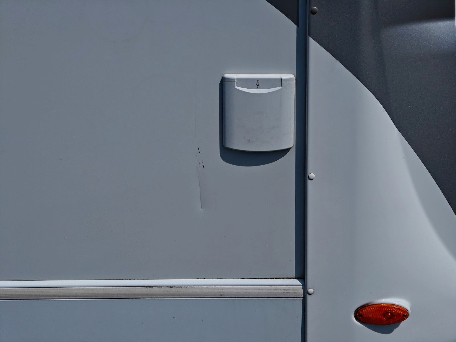 Fahrzeugabbildung Carado T-447 Clever+ Edition - SAT, TV, A/T, Hubbett -