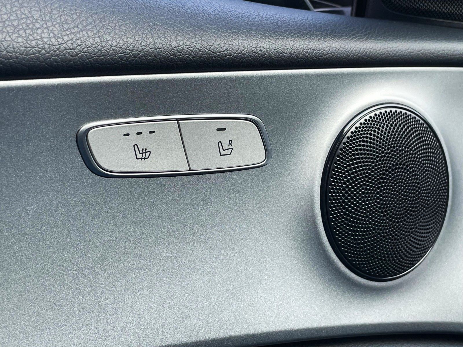 Fahrzeugabbildung Mercedes-Benz E 220T AUT. 4-MATIC NAVI CAM LED AHK 1.Hd