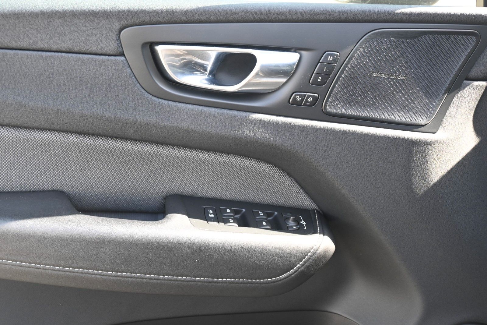 Fahrzeugabbildung Volvo XC60 B4 AWD Plus Dark*LED*PANO*STHZ*H&K*360°*AHK
