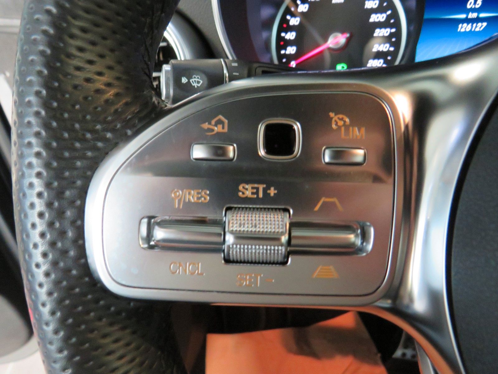 Fahrzeugabbildung Mercedes-Benz GLC 220 d 4M*AMG*AHK*Distronic*CAM*LED